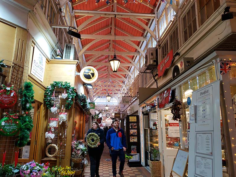 mercado coberto ingles com detalhes natalinos