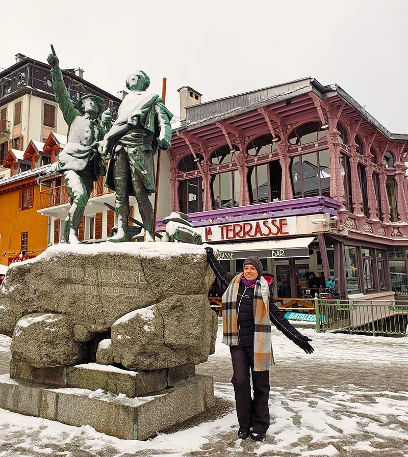 estatua exploradores cidade alpina