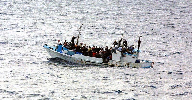 barco de refugiados cruzando canal da mancha inglaterra