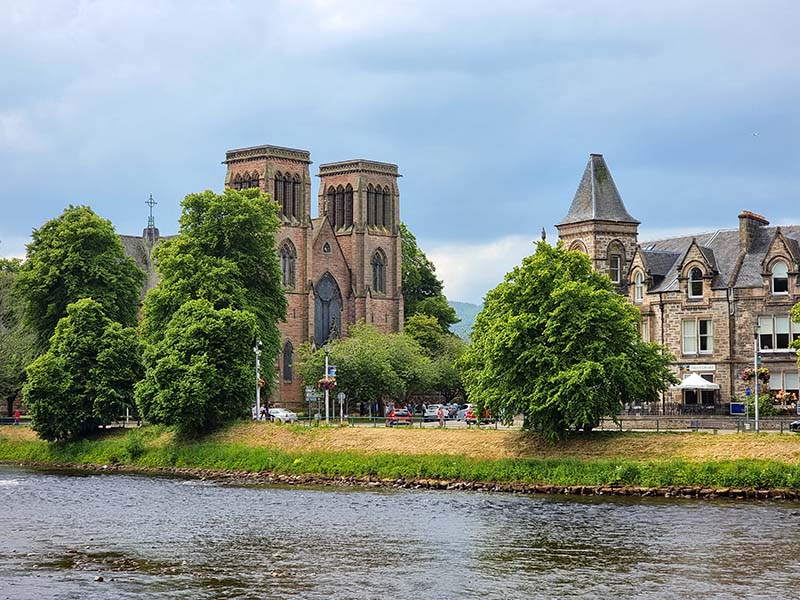 catedral de inverness nas margens rio ness