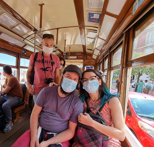 viajar para portugal agora transporte publico mascara