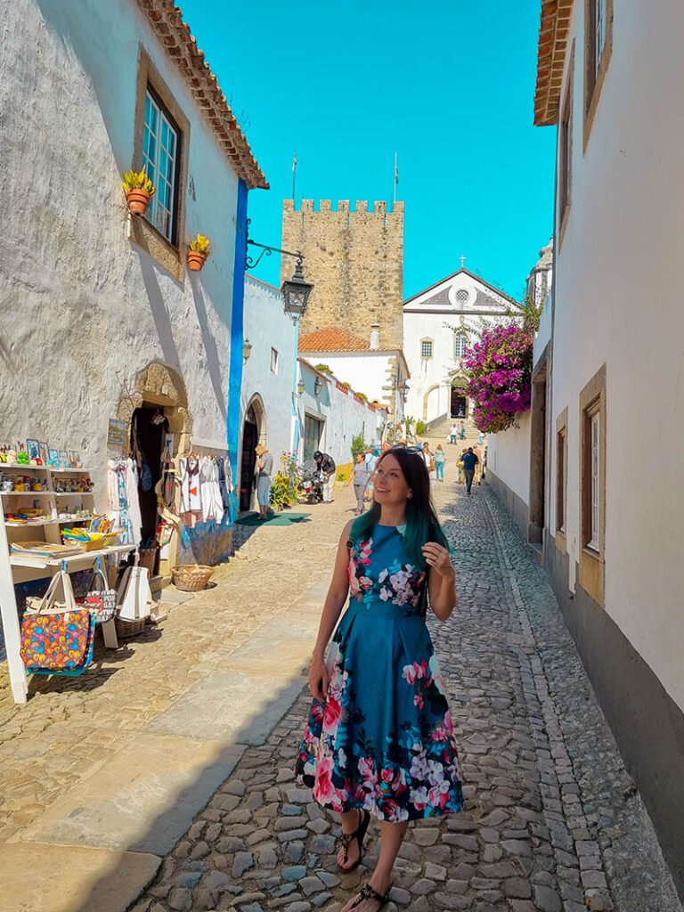 rua direita vila de obidos em portugal