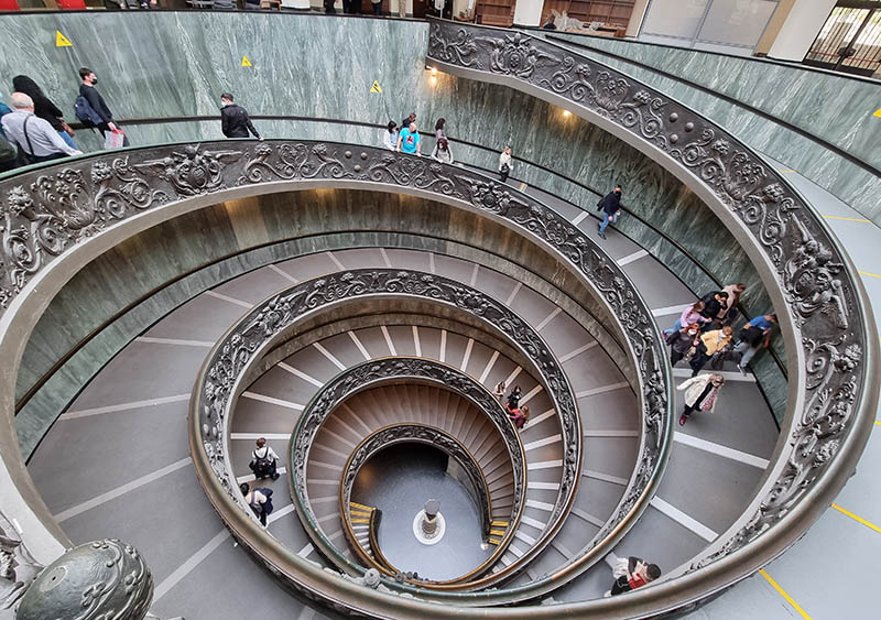 escada espiral museus vaticanos
