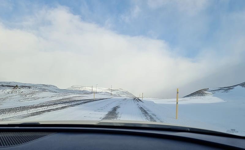 dirigir na islandia no inverno neve na pista