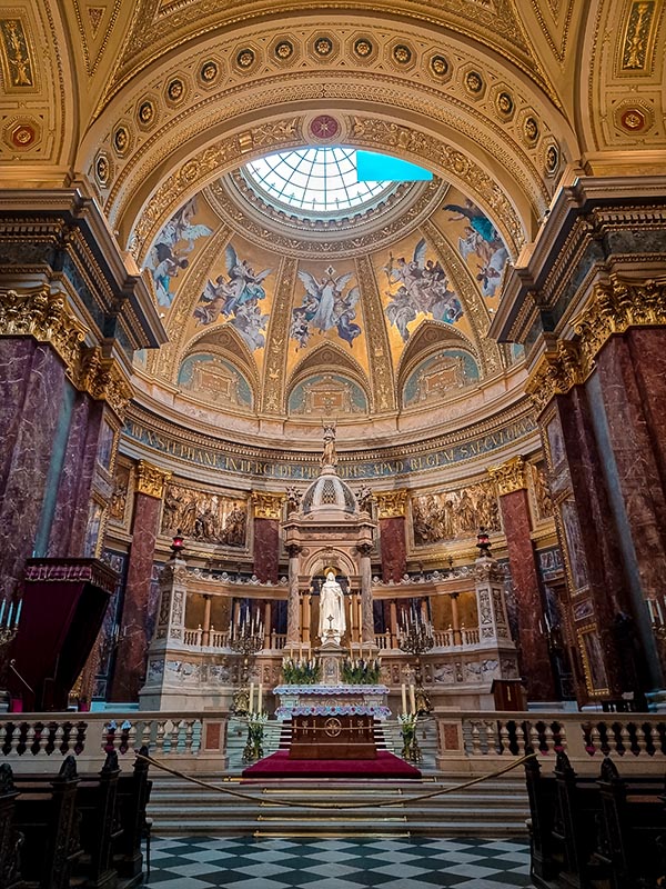 Interior da Basílica de São Estevao