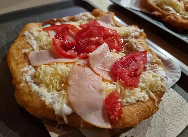 o que comer em budapeste langos