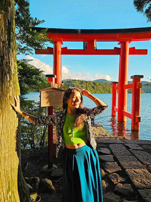 hakone torii portal vermelho na agua