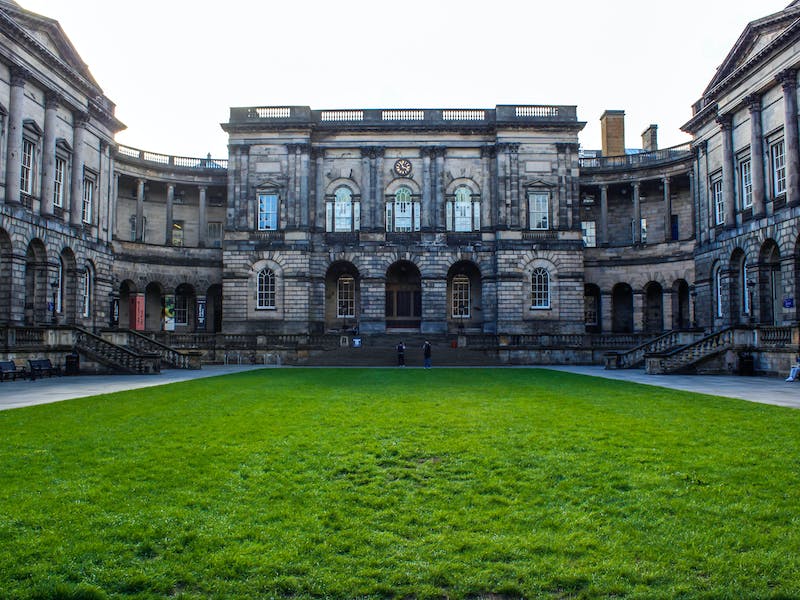 Universidade de Edimburgo em vale a pena estudar inglês na Escócia