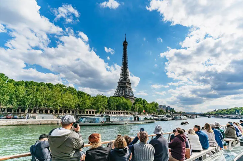 paris na primavera passeio de barco rio sena