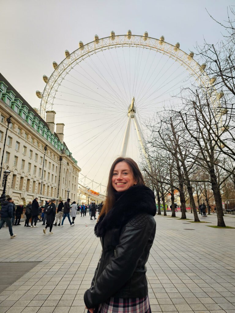 Passeio autoguiado próximo à London Eye, exemplo de atração gratuita para explorar Londres