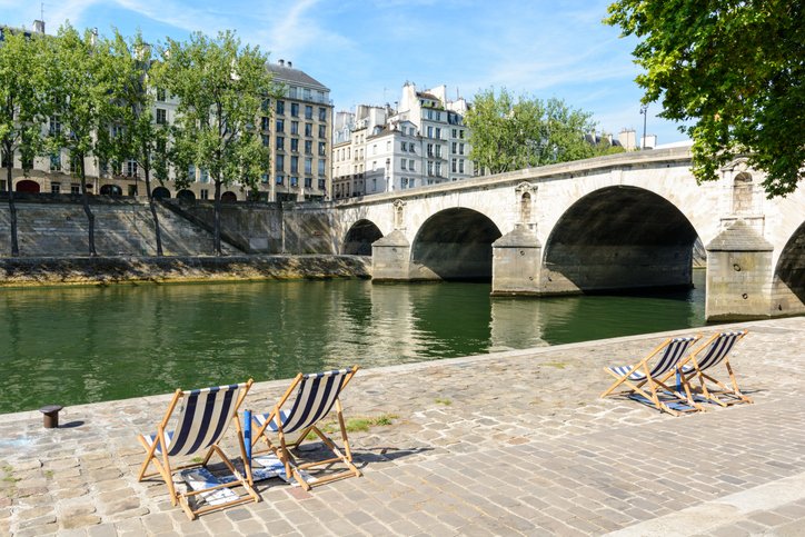 À beira do Rio Sena em Paris ilustrando como economizar dinheiro viajando em baixa temporada