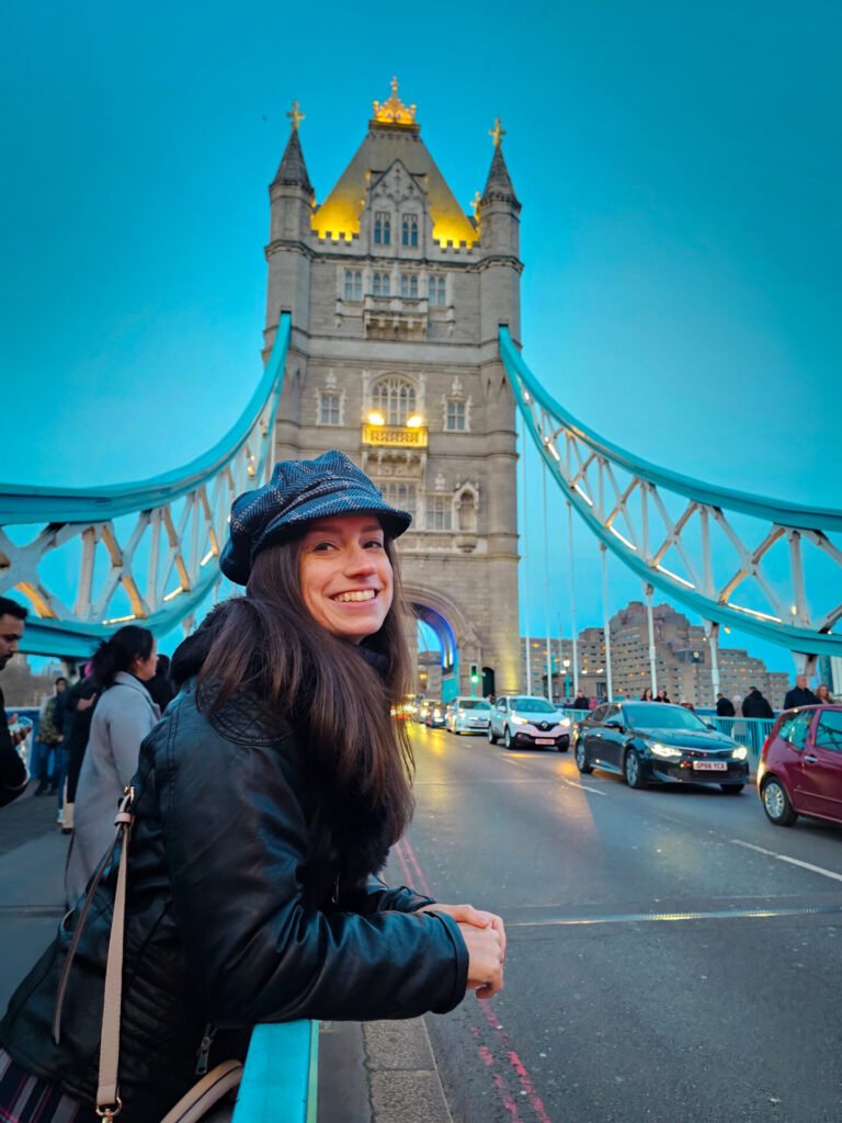 Tower Bridge em Londres durante tour um free walking tour para economizar dinheiro durante viagem