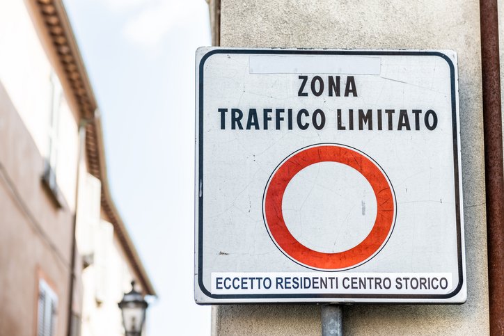 Entender regras de trânsito para quem vai fazer uma viagem de carro pela Europa