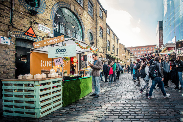 Mercado em Camden Town, Londres, representando a oportunidade de praticar gírias inglesas em situações reais no Reino Unido
