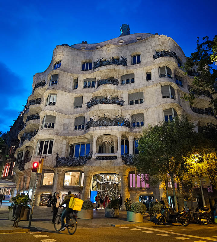 casas de gaudi barcelona casa mila la pedrera