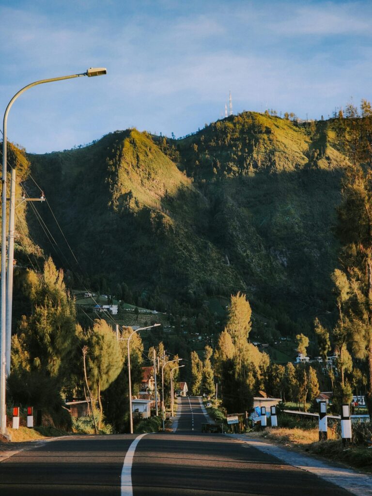 Estrada cênica cercada por montanhas e natureza, representando cidades na Inglaterra para explorar