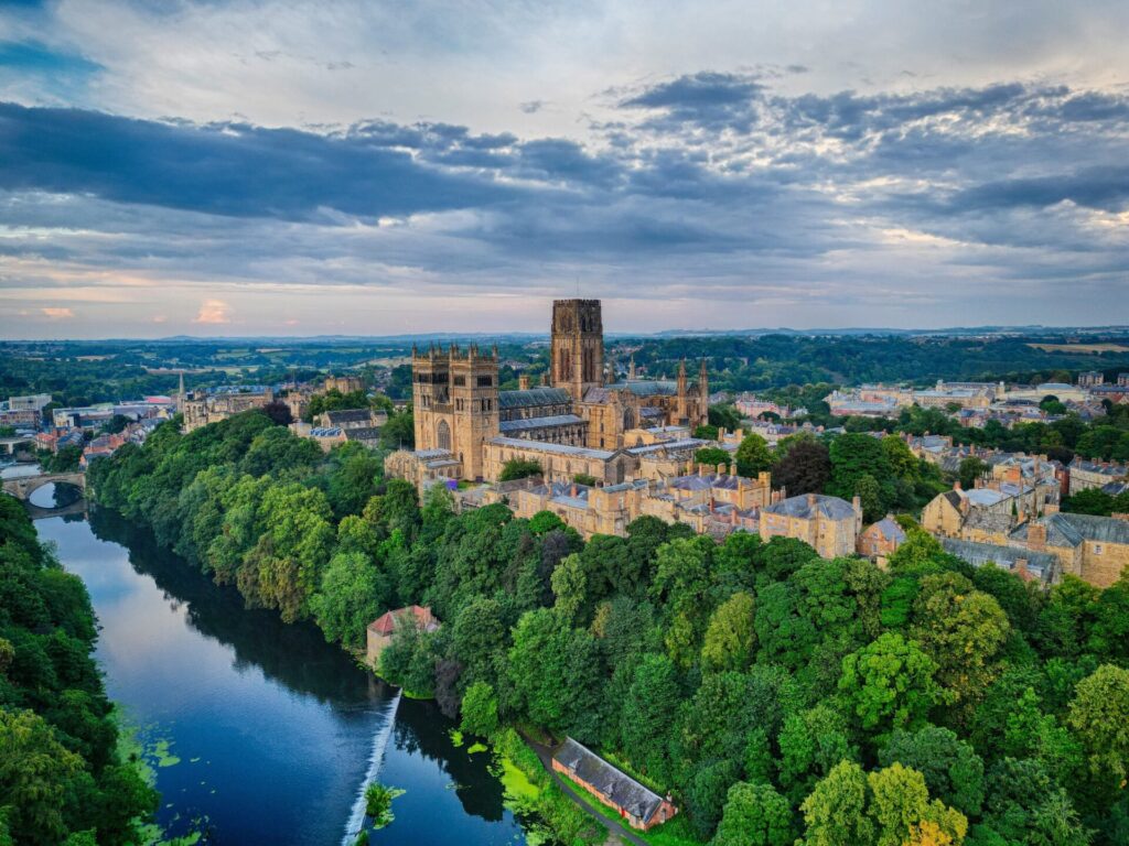 Durham é uma das cidades na Inglaterra com arquitetura medieval, famosa por sua catedral e castelo rodeados por paisagens naturais.