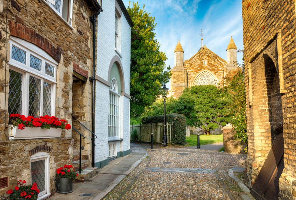 Rua de paralelepípedos em Rye, uma das cidades na Inglaterra conhecidas por sua arquitetura histórica.