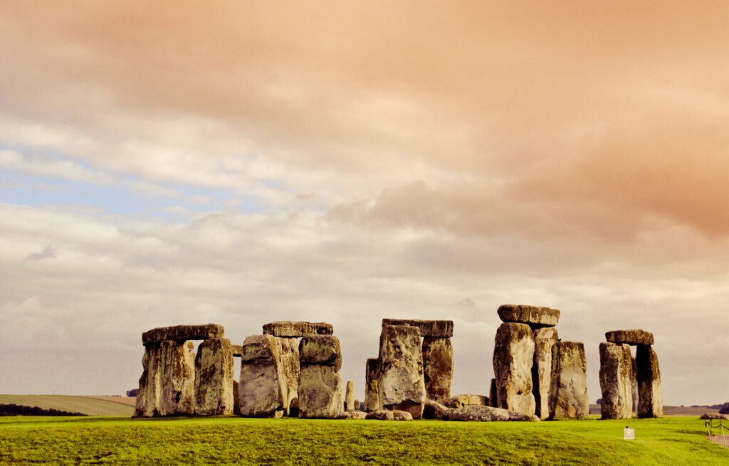Stonehenge ao pôr do sol em Wiltshire, ilustrando como a consultoria de viagens ajuda a planejar viagem com melhor horário, logística e ingressos