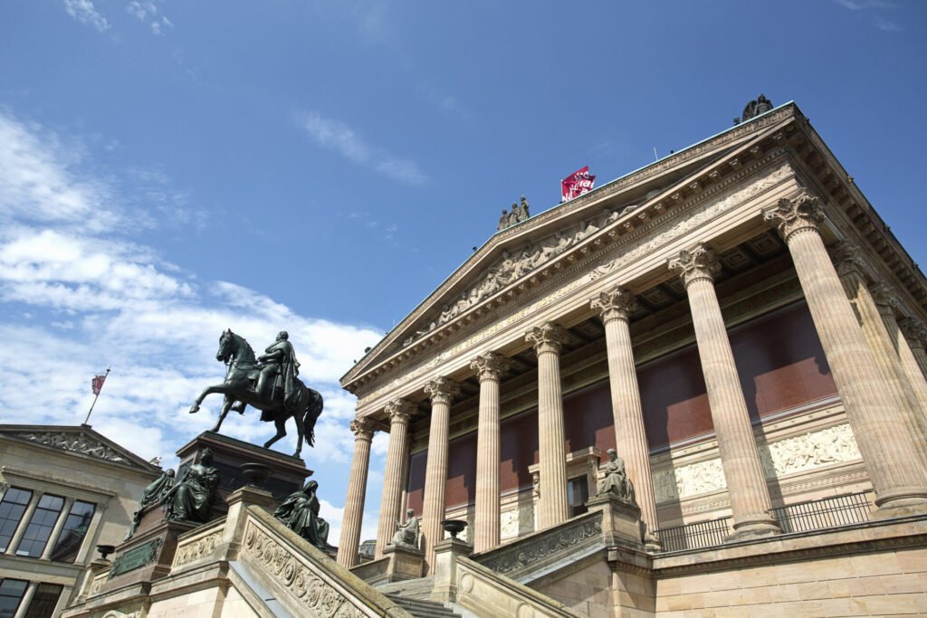 Alte Nationalgalerie em Berlim com colunas clássicas e estátua equestre, simbolizando a liberdade de quem planeja viagem por conta própria para definir o roteiro