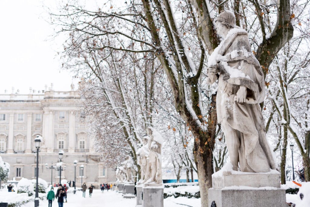 Paisagem de inverno com neve na Plaza de Oriente em Madri