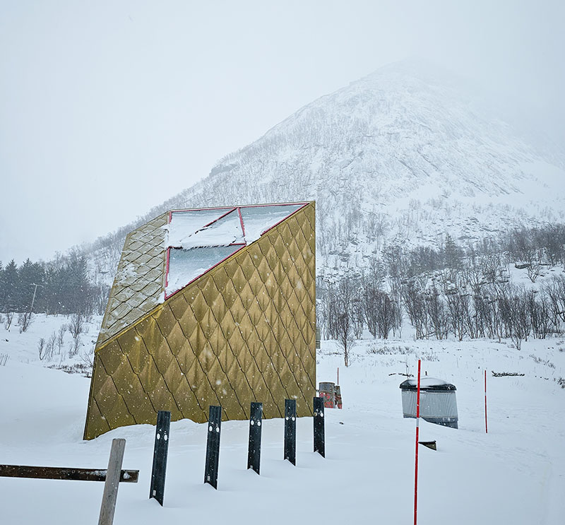 banheiro na ilha de senja noruega
