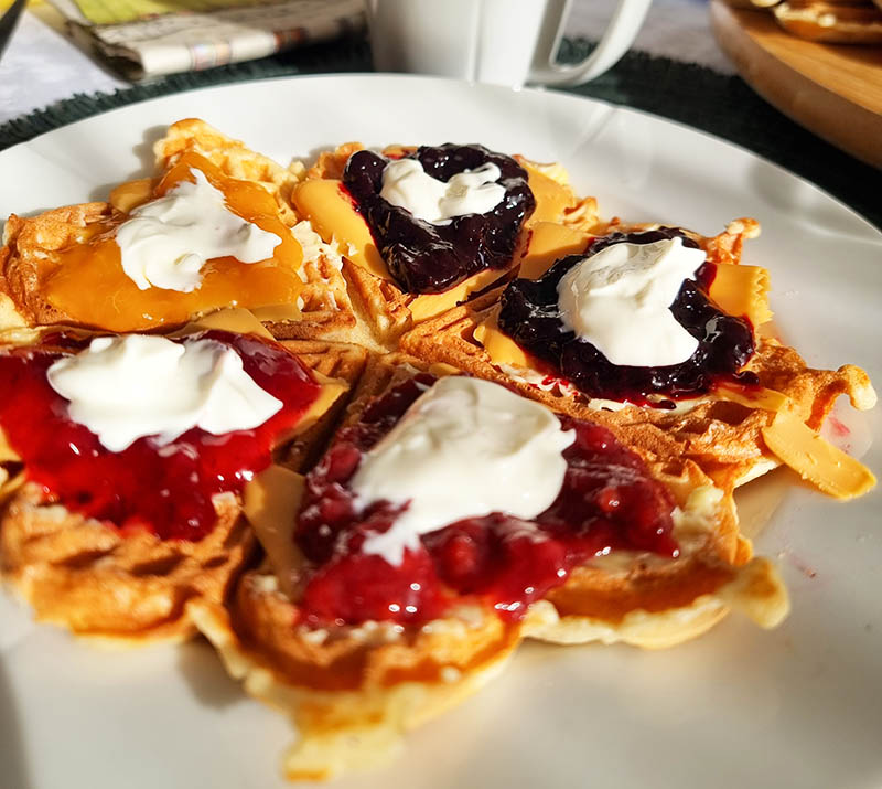 sobremesa norueguesa brunost com waffle