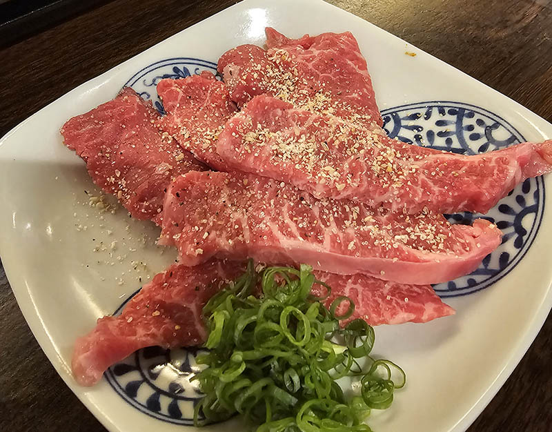 fatias de bife wagyu cruas em cima de prato