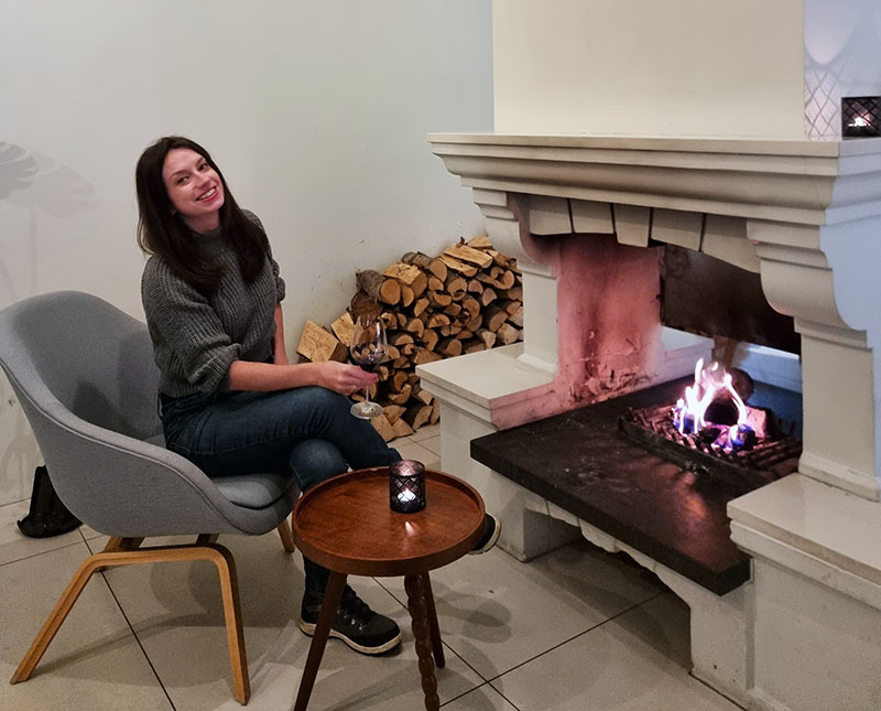 O que fazer na Islândia: se aquecer na lareira do hotel