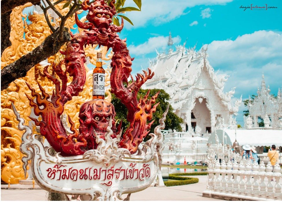 templo branco Tailândia wat Rong Khun demonio whisky