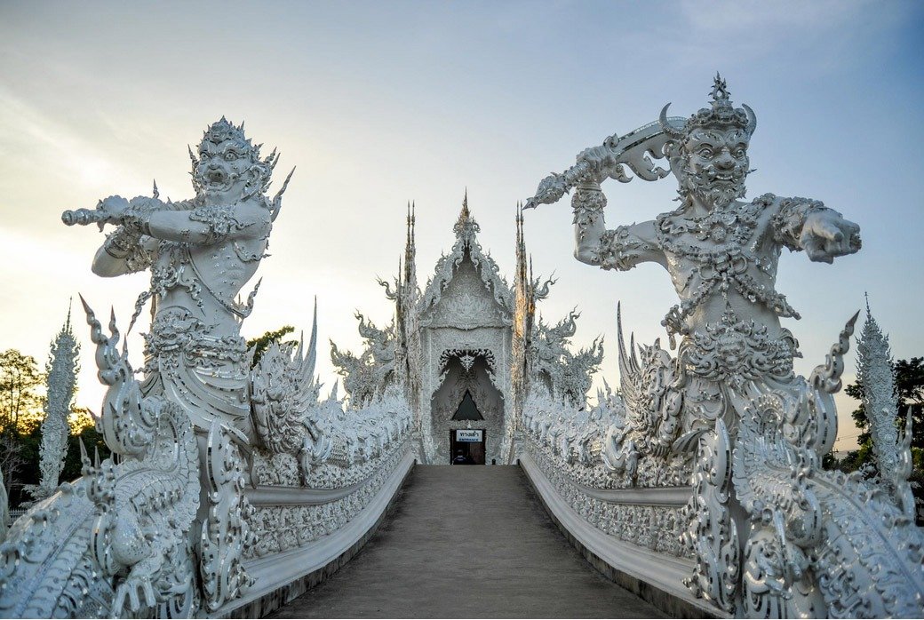 templo branco Tailândia wat Rong Khun guardioes