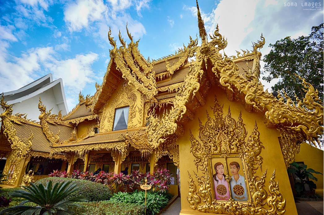 templo dourado Tailândia banheiros wat Rong Khun
