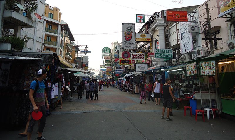Khao san Road a rua sagrada para os mochileiros na Tailândia lojas