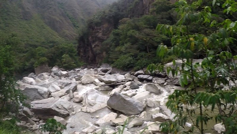 Machu Picchu barato caminho pela hidrelétrica van trilha pedras