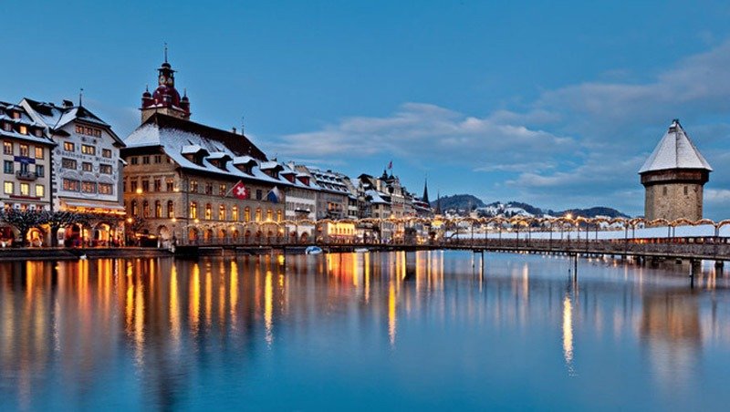 lucerna 10 lindas cidades nas montanhas na Europa bled