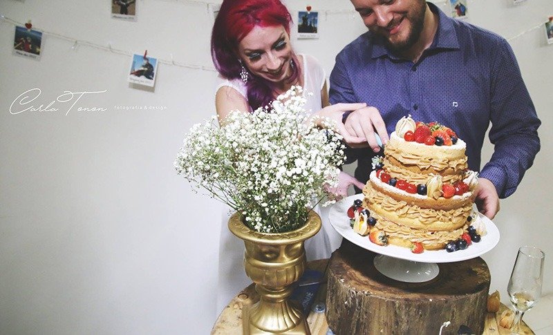 noivos cortando o bolo no casamento de viagem