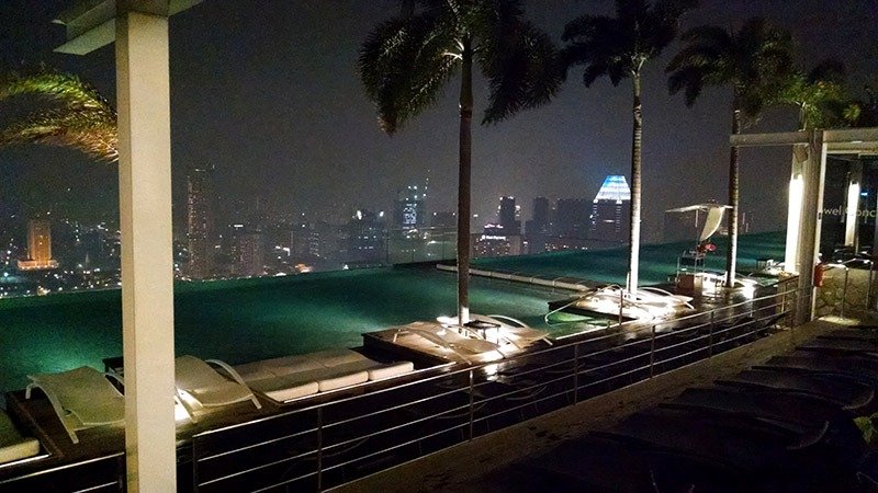 piscina a noite cingapura