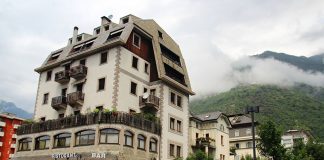 O que fazer em Tirano antes do Bernina Express! praca da estacao de trem tirano