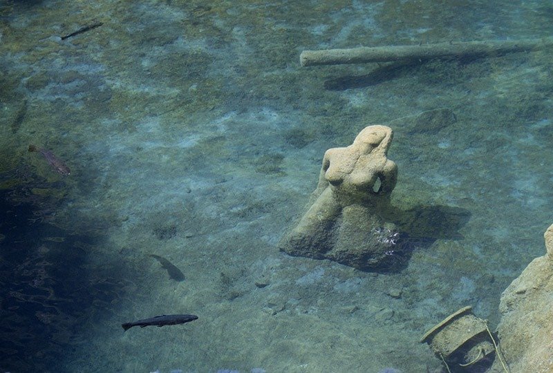 estatua embaixo da agua blausee suica