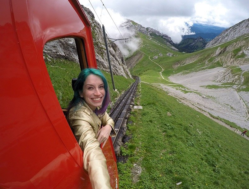 trem cremalheira vermelho na suiça pilatus