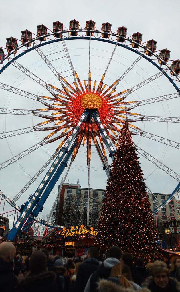 Feira de Natal em Berlim Alexanderplatz roda gigante