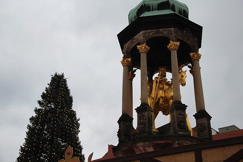 estatua de ouro praca magdeburg
