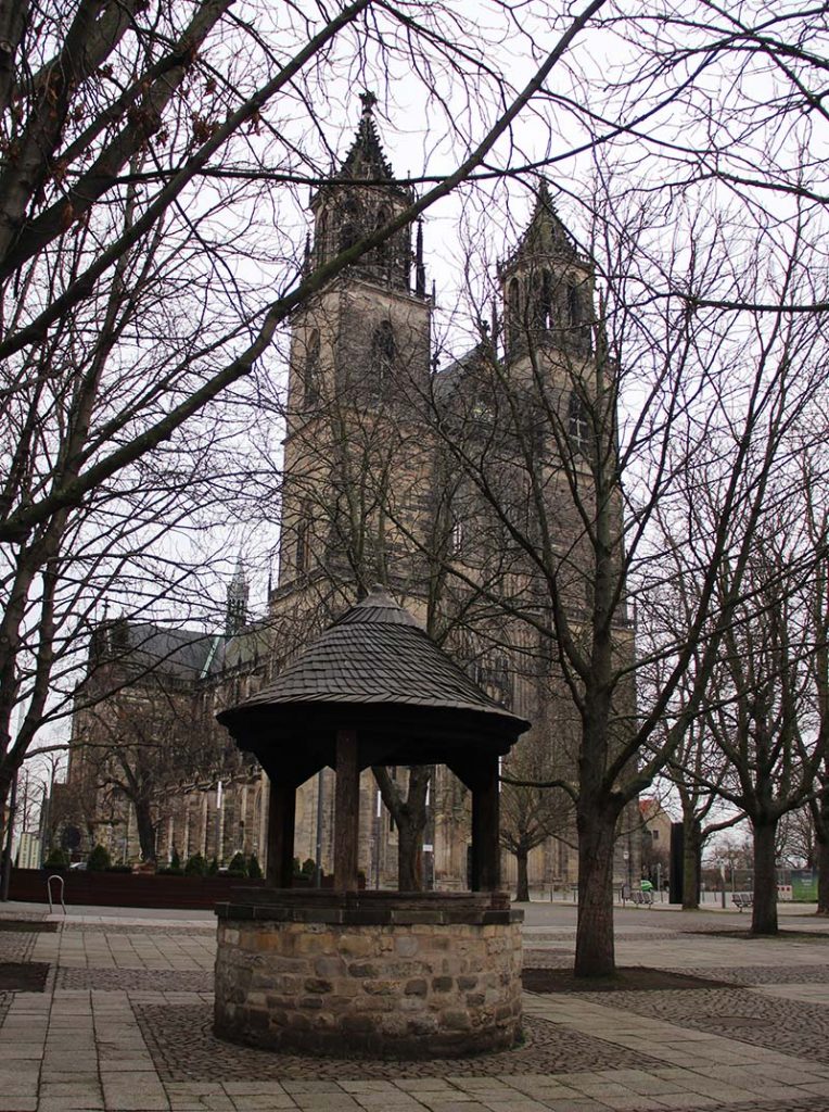 igreja gotica arvores no inverno alemanha