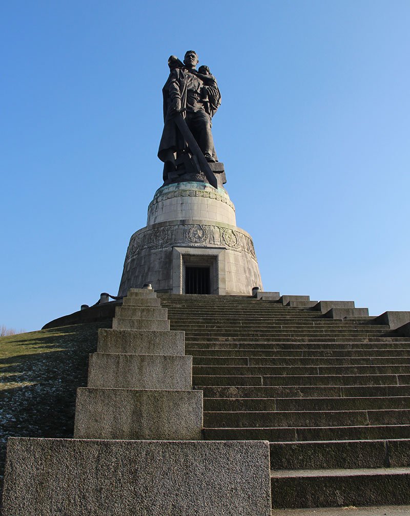 estatua soldado sovietico destruindo suastica