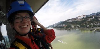 Skywalk Bratislava: andando do lado de fora da UFO Tower caminhar fora do predio pendurado atividades radicais europa
