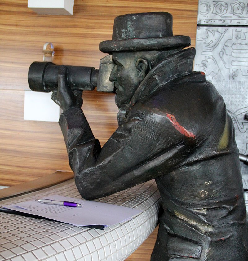 estatua bratislava fotografo de chapeu