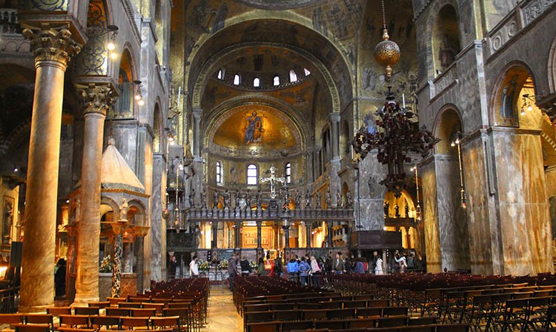 dentro da basilica di san marco veneza marmore