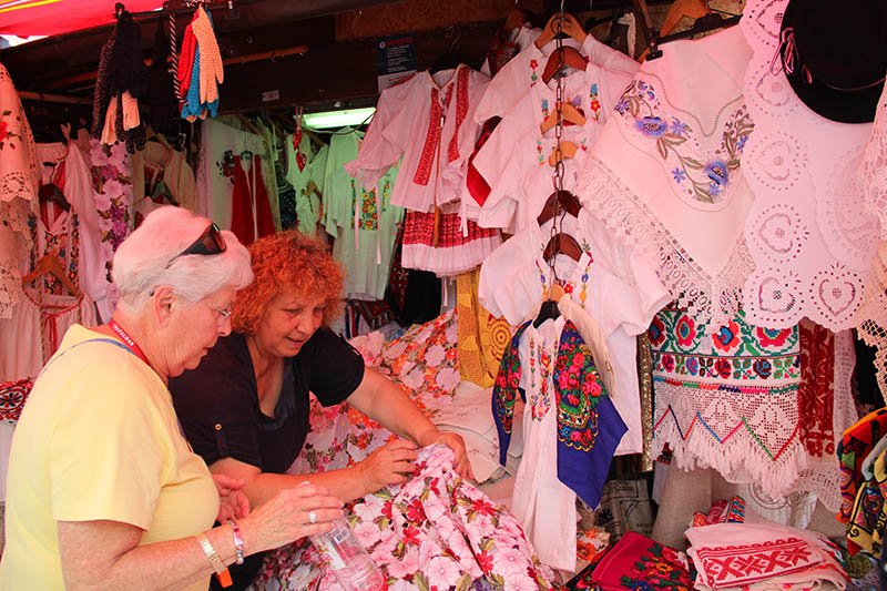 roupa tipica lembranca zagreb croacia mercado