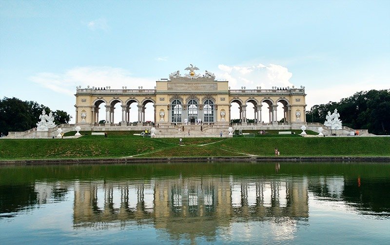 palacio schonbrunn gloriette refletindo no lago