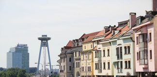 O que fazer em Bratislava: roteiro de 2 dias torre ufo casinhas coloridas bratislava eslovaquia